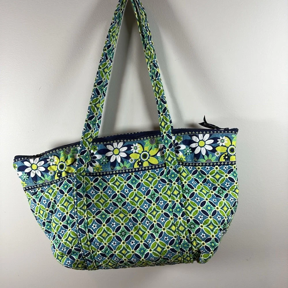 Vera Bradley Daisy Miller bag tote. In very good pre owned condition. - Picture 7 of 7